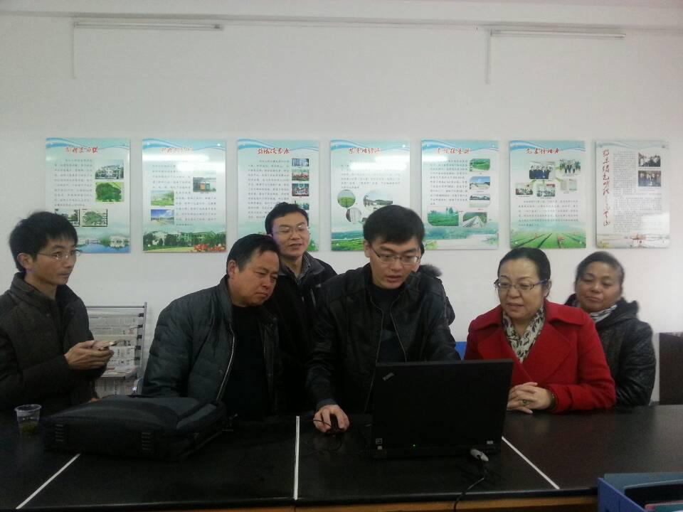 bat365在线中国官网登录入口为理论热点“面对面”对点帮扶单位英山县乌云山赠送电脑