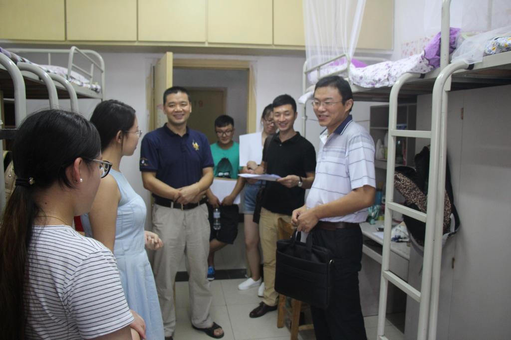 bat365官网领导深入新生宿舍走访慰问