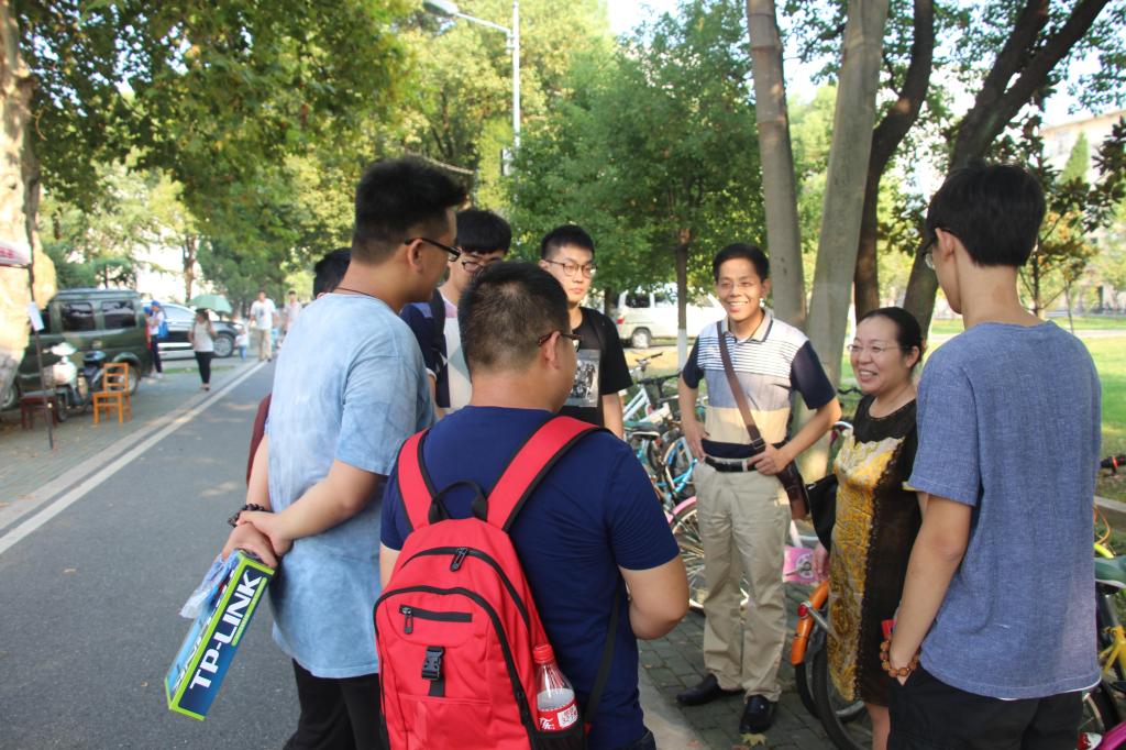 bat365官网领导深入新生宿舍走访慰问