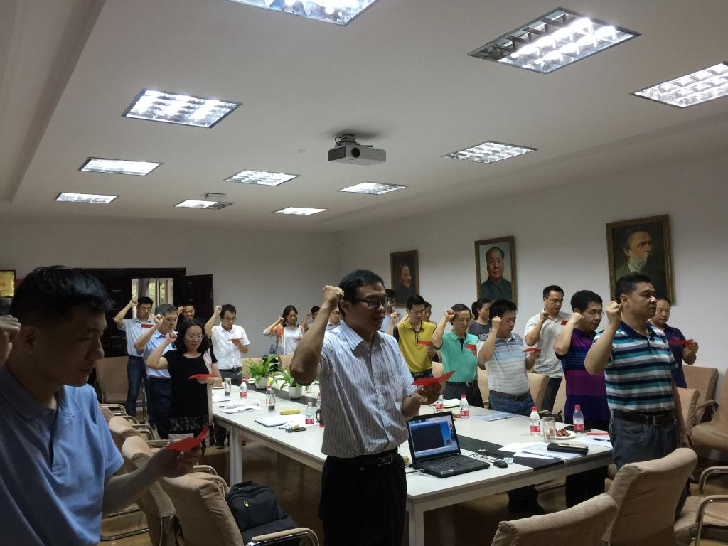 【两学一做】bat365在线中国官网登录入口全体教职工党员重温入党誓词