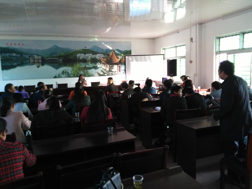 bat365官网“理论热点面对面”专家组赴乌云山村进行心理帮扶 bat365官网“理论热点面对面”专家组赴乌云山村进行心理帮扶