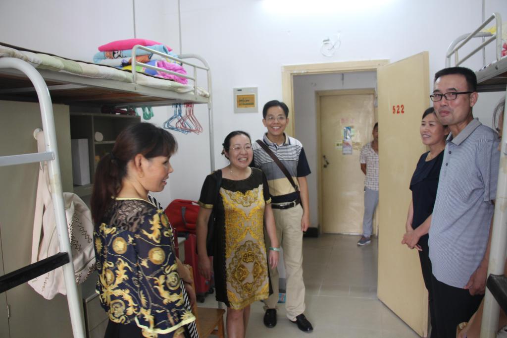 bat365官网领导深入新生宿舍走访慰问