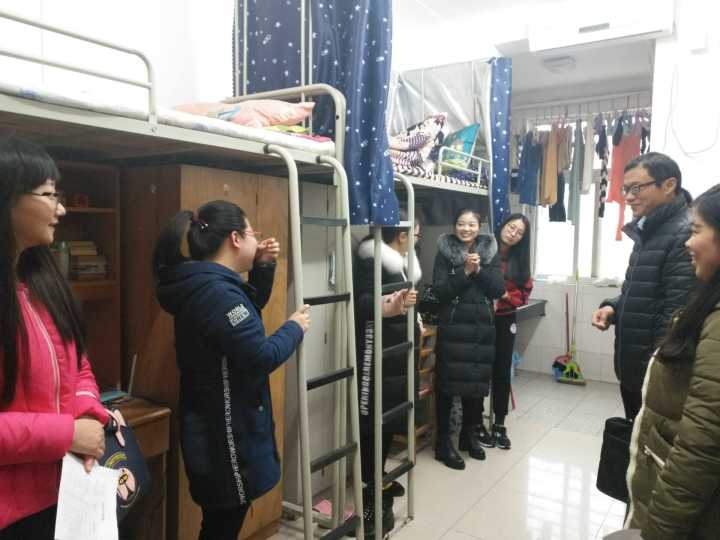 学院领导深入学生宿舍走访慰问