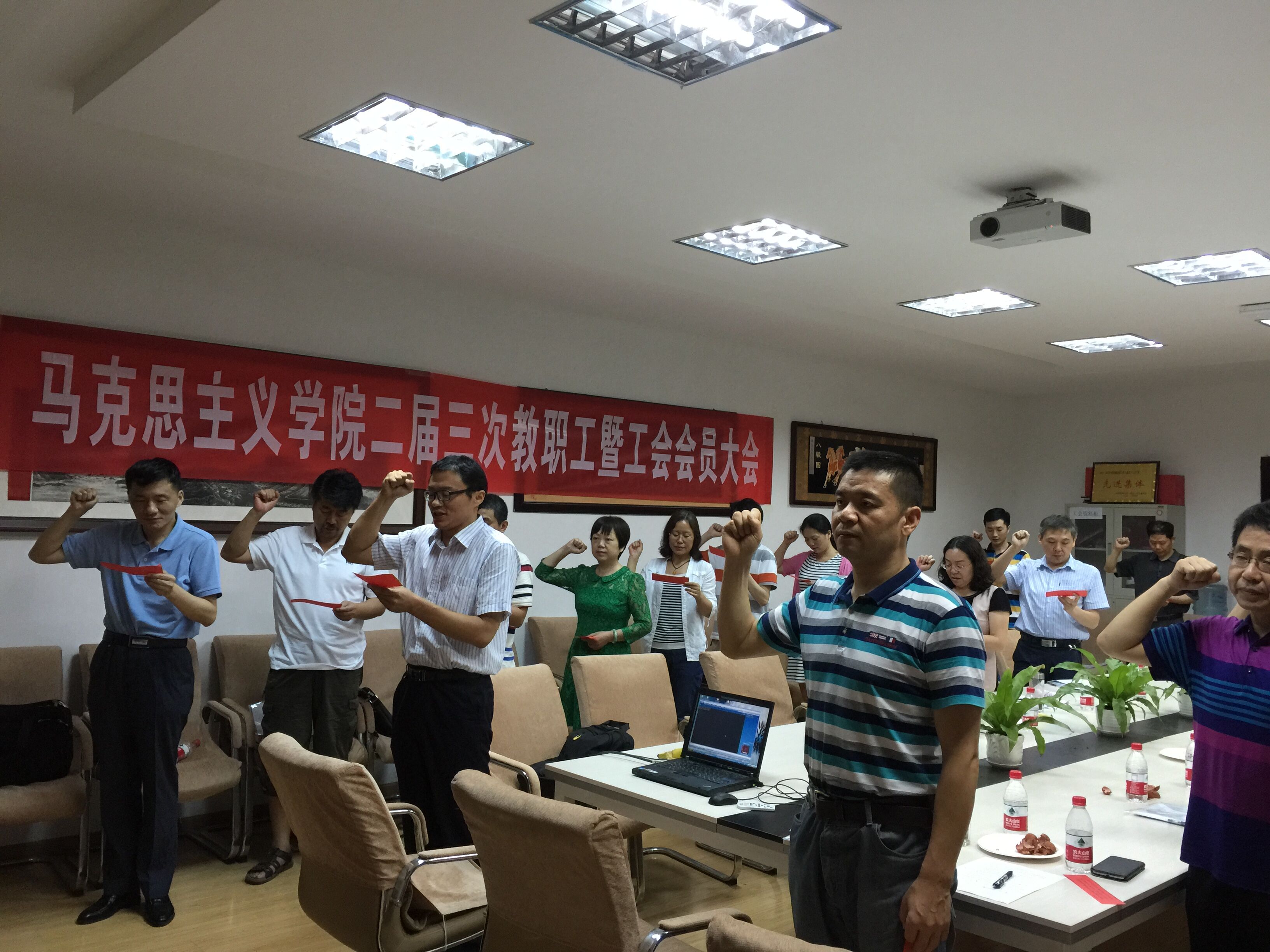 【两学一做】bat365在线中国官网登录入口全体教职工党员重温入党誓词 【两学一做】bat365在线中国官网登录入口全体教职工党员重温入党誓词